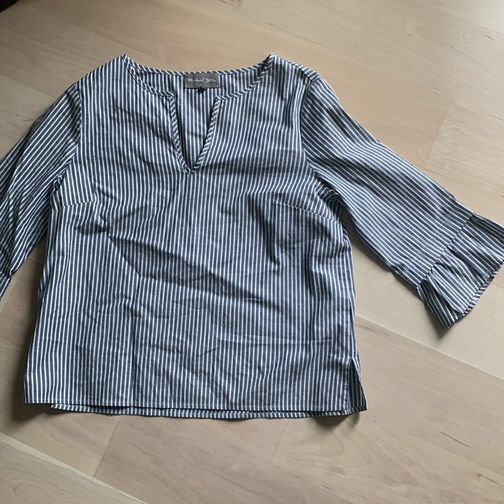 Light striped shirt with mid arm sleeves